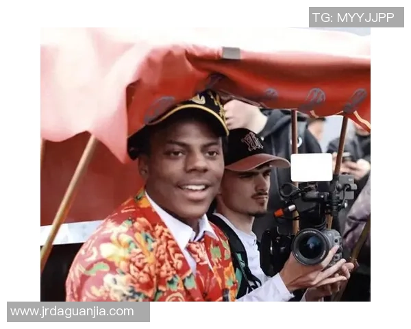 足球明星儿女主播扮演者揭秘 真实身份和角色背后的故事