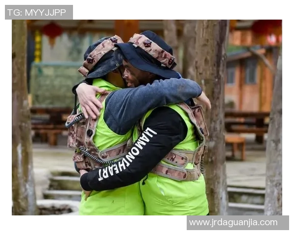 足球明星挑战极限 跨越长城展现运动魅力与团队精神